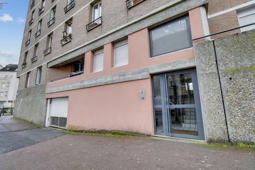 Chic And Spacious Apart With Parking