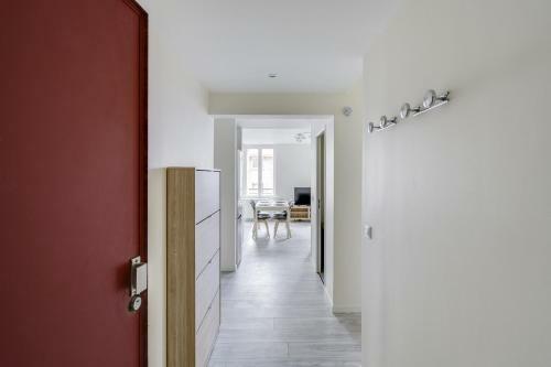 Chic And Spacious Apart With Parking