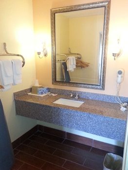 Summit Inn Hotel & Suites