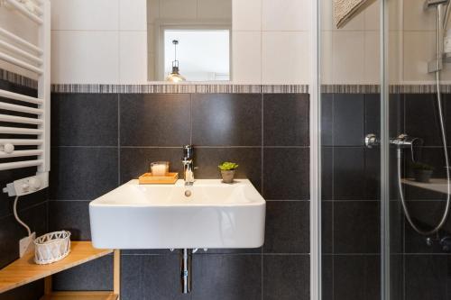 Modern Hypercenter 3br Apartment + View 180�