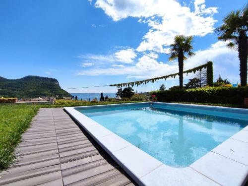 Love Nest With Pool And Lake View