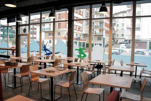 Mundaka Hostel & Sports Cafe