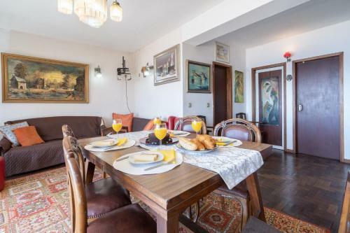 Spacious & Sunny Vintage Apartment At The Beach
