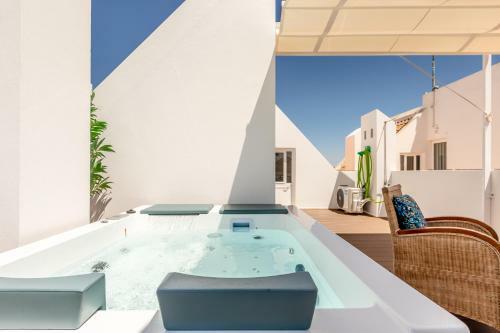 Seascape Villa W/ Pool And Rooftop Seaview Jacuzzi In Manta Rota