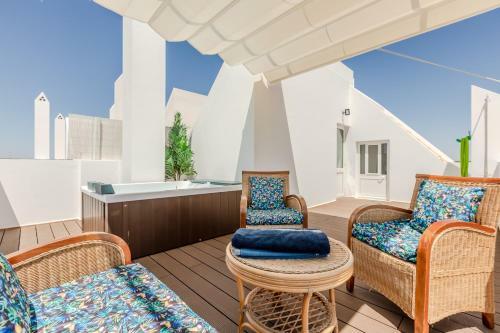 Seascape Villa W/ Pool And Rooftop Seaview Jacuzzi In Manta Rota