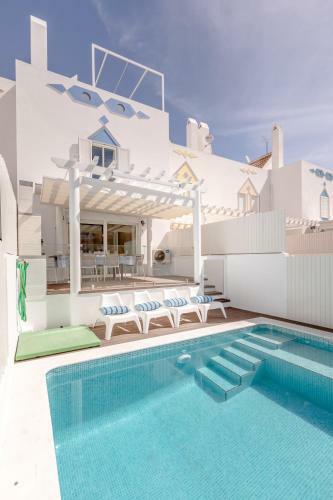 Seascape Villa W/ Pool And Rooftop Seaview Jacuzzi In Manta Rota