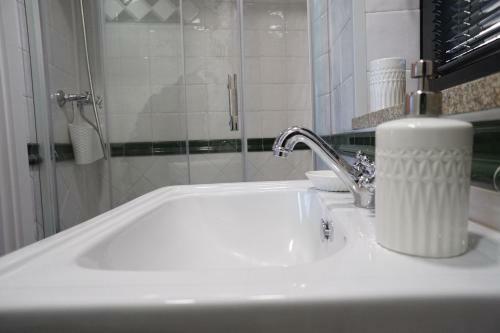 Modern House - Air Cond, Free Parking, Breakfast