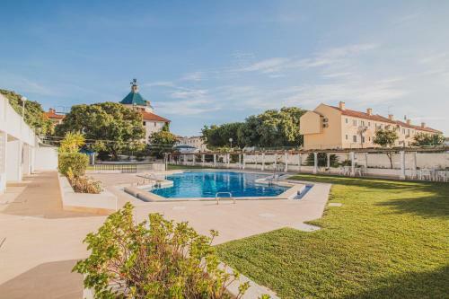 Apartamento Two Bed By The Marina With Pool