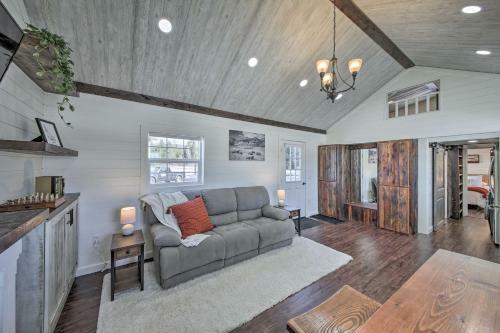 Contemporary Tiny House With Mountain Views