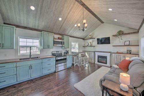 Contemporary Tiny House With Mountain Views