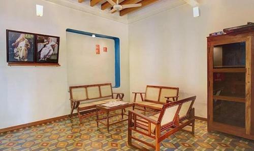 Fabhotel Les Boganveillea