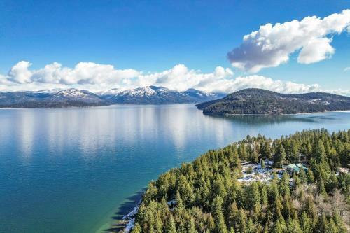 Moosewood Haven - Ideal Lakeside Retreat
