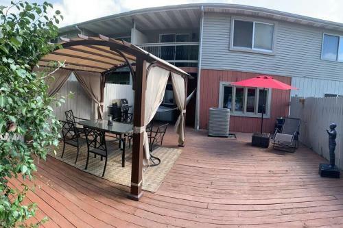 Deluxe Large 1800sf Townhouse With Large Deck