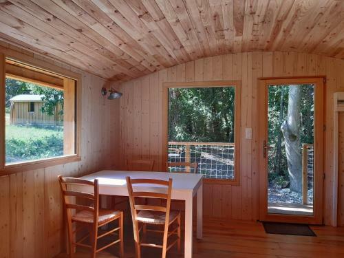 Hostal Les Cabanes Du Ch�teau de Charnizay