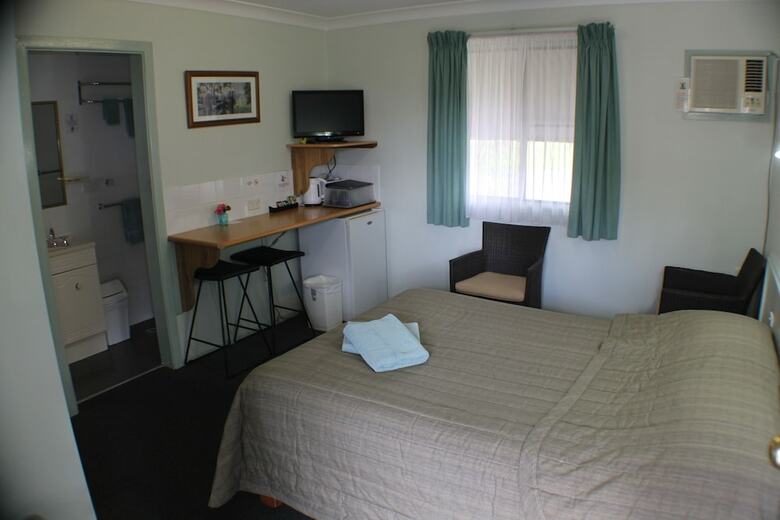 Lake Forbes Motel