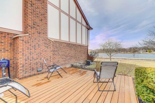 Classy Lakefront Home Charcoal Grill And Deck!