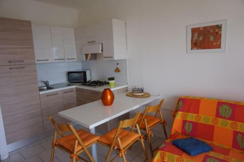 Apartamento Wonderful Studio With Swimming Pool, Terrace And Sea View
