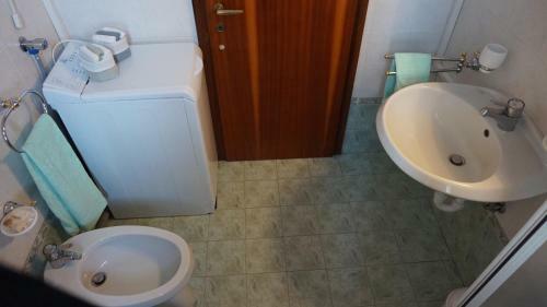 Spacious Three-room Apartment With Terrace And Swimming Pool