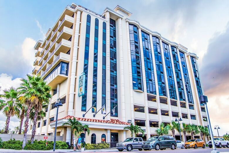 Pier House 60 Marina Hotel