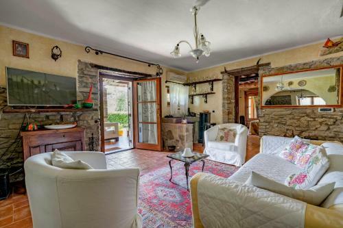 Villa Tuscan Farmhouse With Swimming Pool