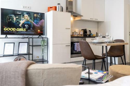 Bright - Stylish & New Design Apartment - Kitchen - Netflix