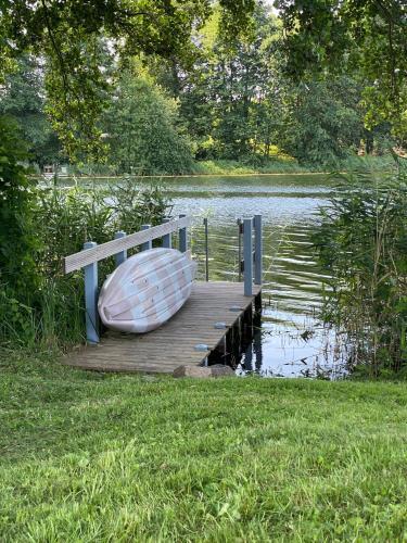 Uferblick Am See Mit Steg & Kajak - Abc299