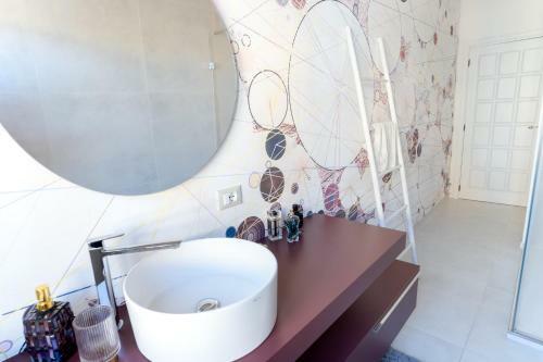 Camera Doppia In The White Apartment