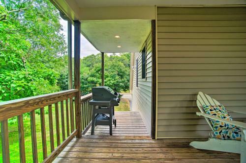 Cape Cod Home With Deck, 3 Miles To Beaches