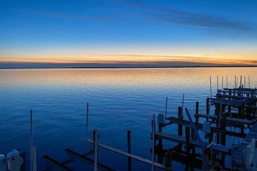 Bayfront Escape Walk To Beach And Restaurants!