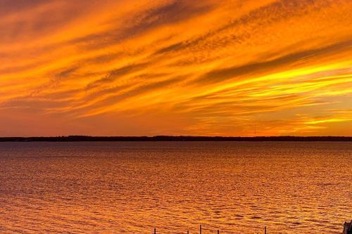 Bayfront Escape Walk To Beach And Restaurants!