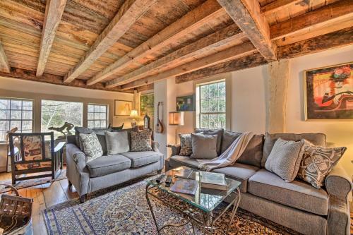 Chestnut Lodge With Vintage Finishes And Art!