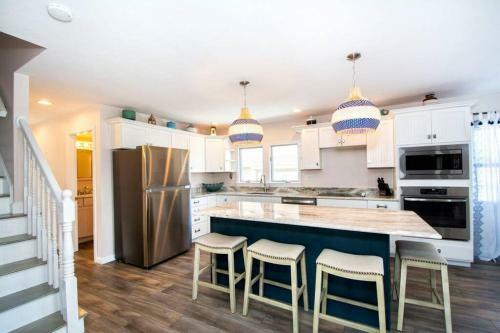 Large 5 Bdrm Home In Desirable Rexhame Beach!