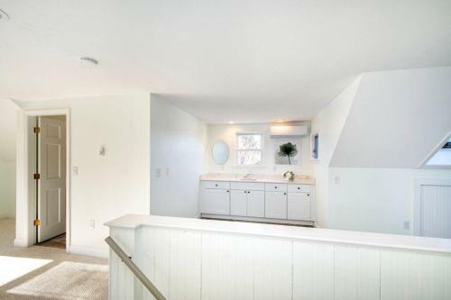 Large 5 Bdrm Home In Desirable Rexhame Beach!