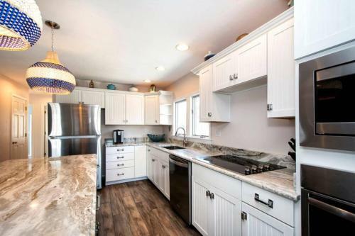 Large 5 Bdrm Home In Desirable Rexhame Beach!