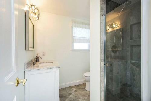 Large 5 Bdrm Home In Desirable Rexhame Beach!