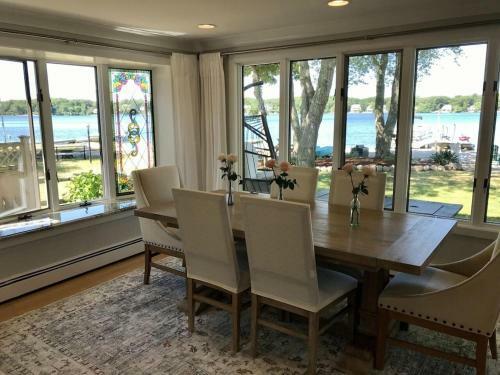 Beautiful Lakefront Vacation Property In Mashpee