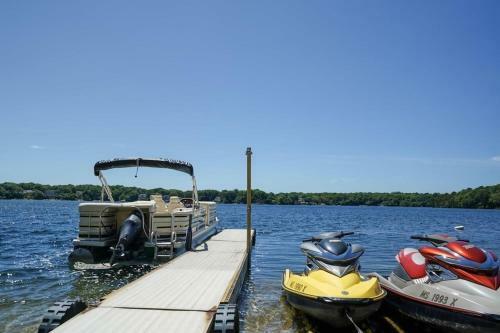 Beautiful Lakefront Vacation Property In Mashpee