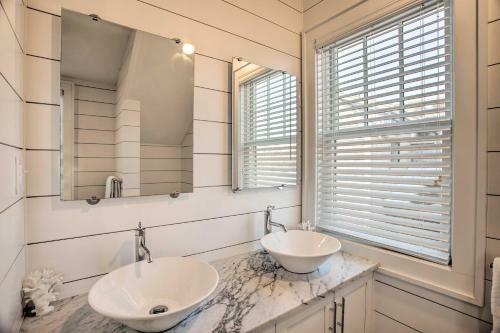 Sunny Getaway On Bike Path With Pool Access!