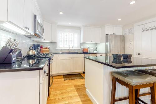 Chic Spacious Home Half A Mile From Commercial Street