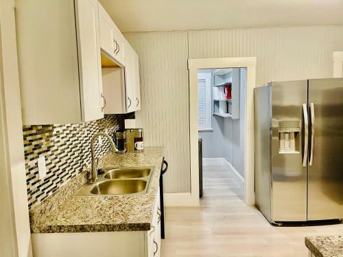 Newly Renovated 2 Floor Apartment Getaway