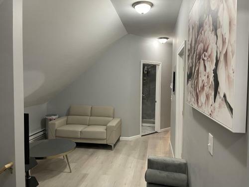 Newly Renovated 2 Floor Apartment Getaway