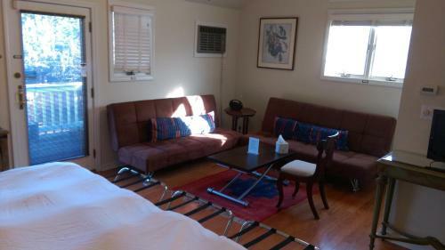 Hostal Spacious Master Bedroom And Bath