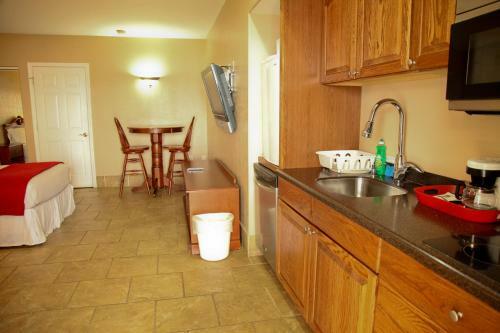 Posada Lake Grassy Inn & Suites
