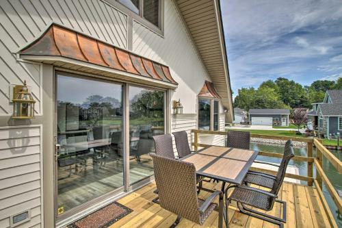 St Clair Riverfront Home Boat Slip And Canoe!