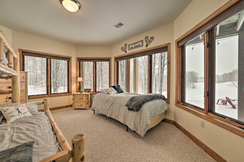 Spacious Bellaire Home On Cedar River Course