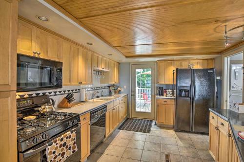 Idyllic Lakeside Haven With Patio And Fire Pit!