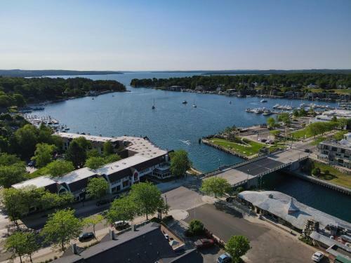 115 Edgewater Inn