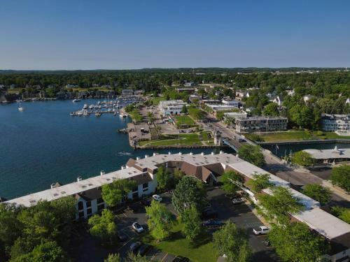 239 Edgewater Inn