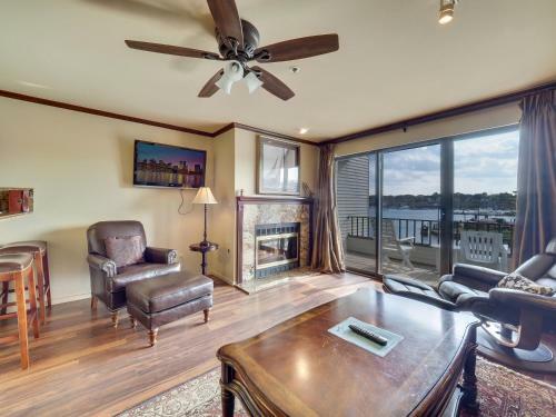 239 Edgewater Inn