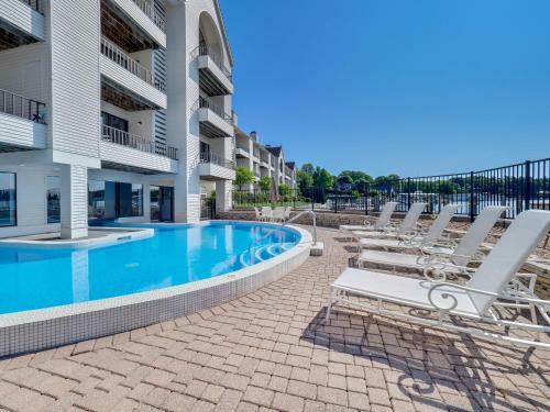 239 Edgewater Inn